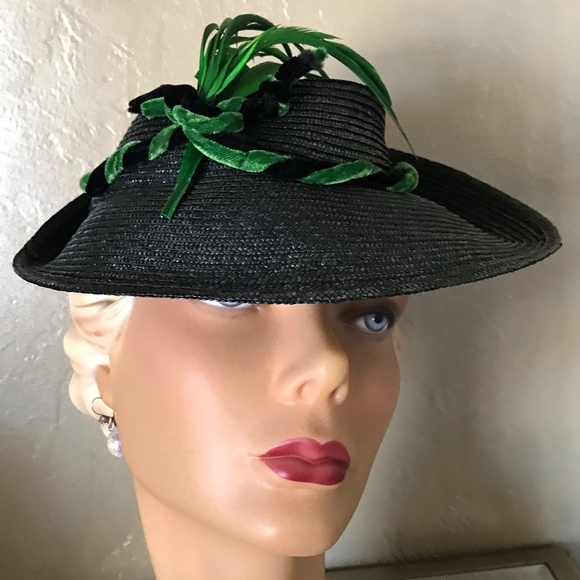 JAUNTY 1940s\' BLACK STRAW FEDORA WITH GREEN & BLACK VELVET BAND & GREEN FEATHERS